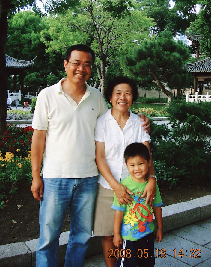 2008 Chinese Family Park Snapshot — GPT Image 2 image prompt example