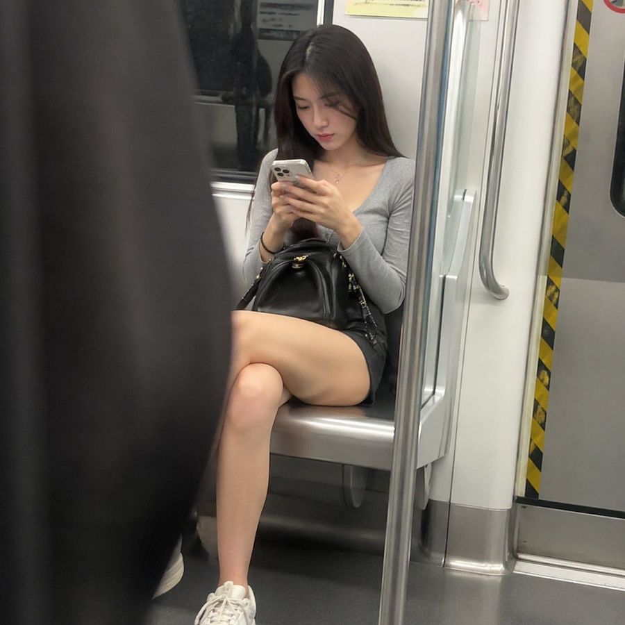 Candid Subway Commuter — GPT Image 2 image prompt example