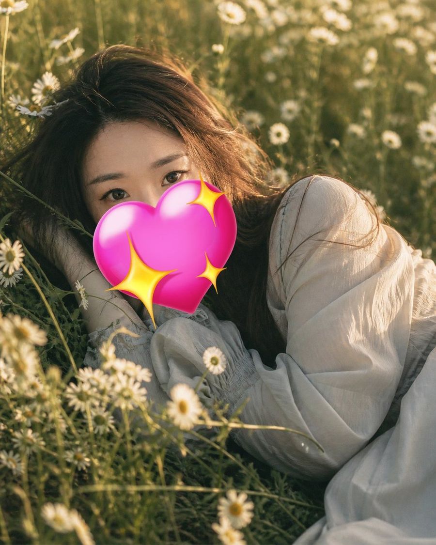 Daisy Field Portrait by @pianosunghee — GPT Image 2 image prompt example