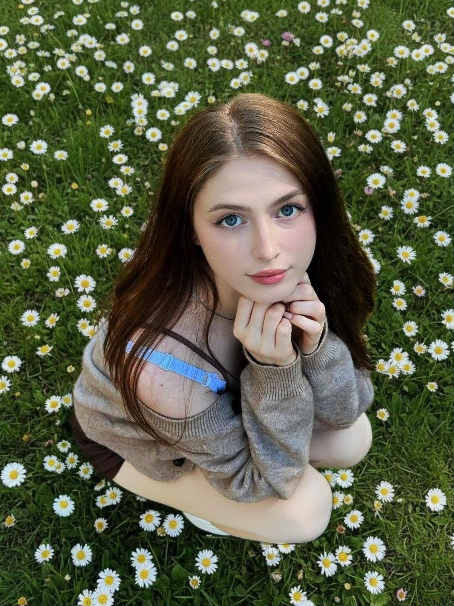 Girl Meadow Daisy Portrait — GPT Image 2 image prompt example