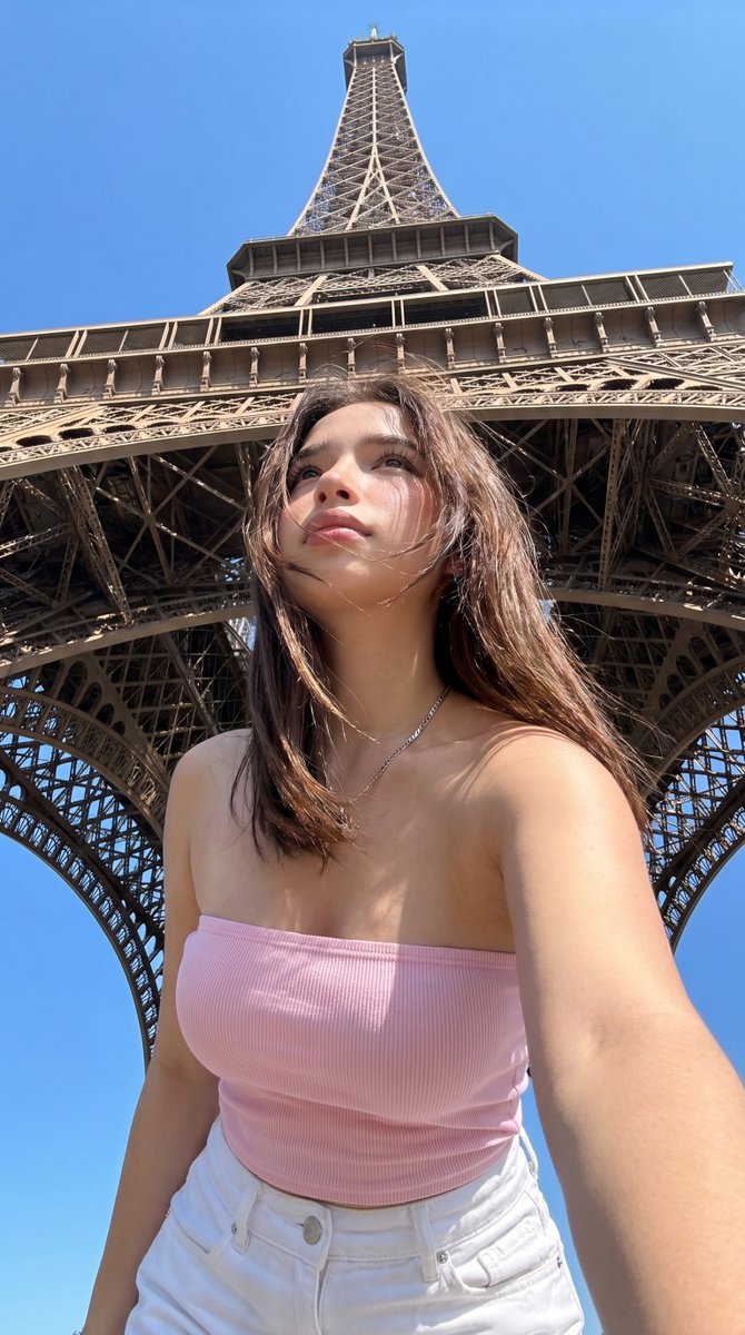 Paris Eiffel Tower Vacation Selfie — GPT Image 2 image prompt example
