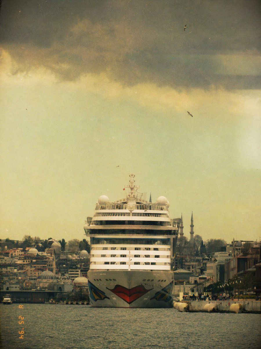 Vintage Cruise Ship In Istanbul — GPT Image 2 image prompt example