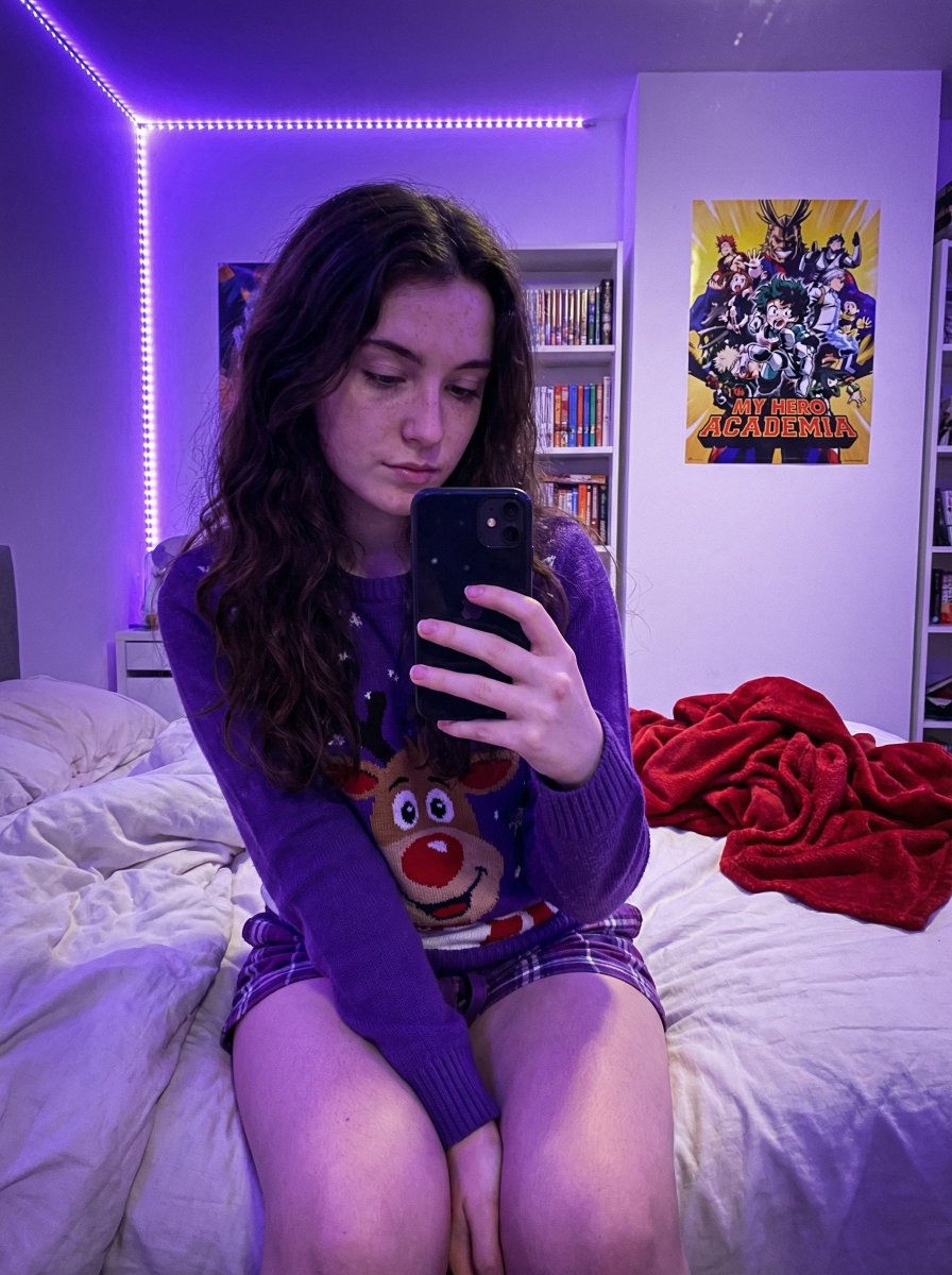 Casual Smartphone Selfie, Candid Shot — Nano Banana Pro image prompt example