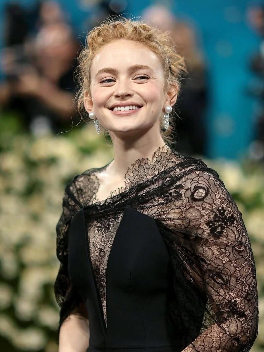 Elegant Red Carpet Portrait Of A Blonde Woman — Nano Banana Pro image prompt example