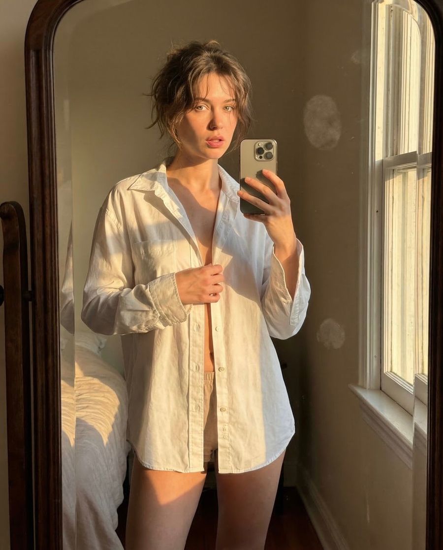 Golden Hour Mirror Selfie Realism — Nano Banana Pro image prompt example