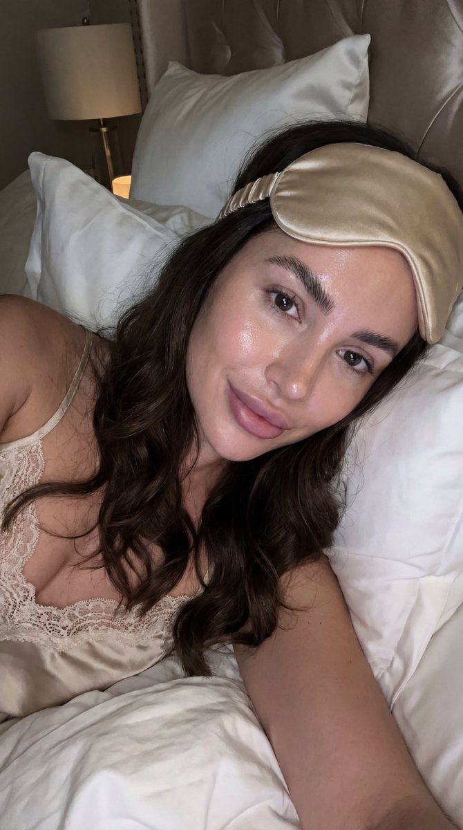 Influencer Candid Bedtime Selfie Clean Girl Aesthetic — Nano Banana Pro image prompt example