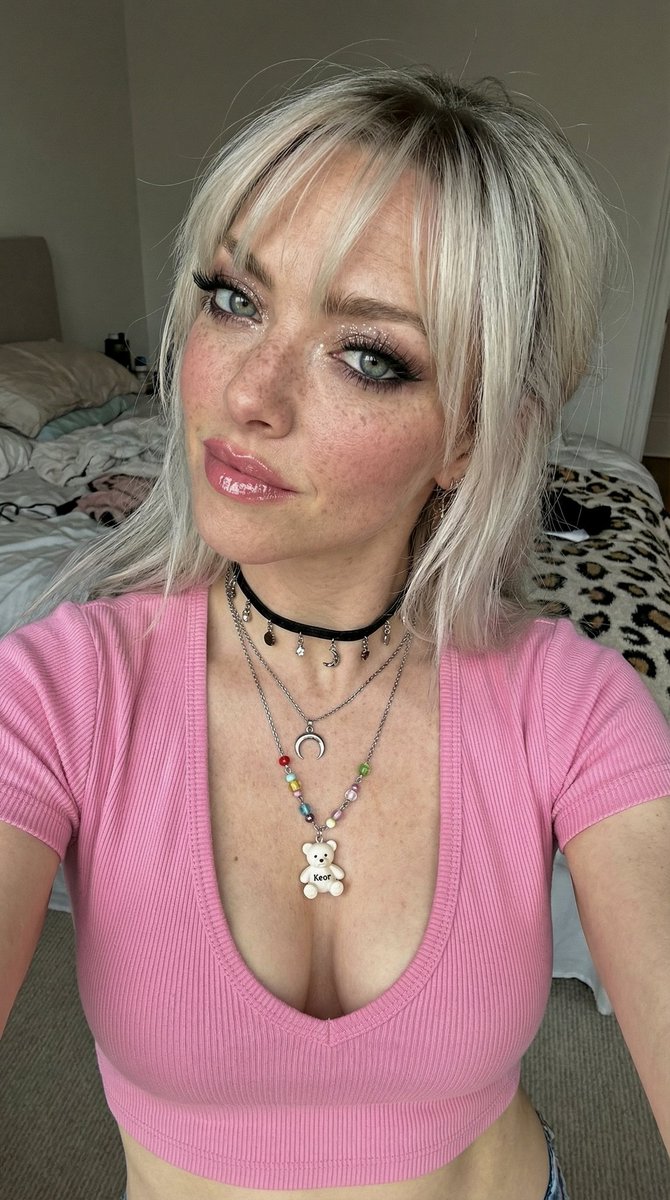 Photorealistic Influencer Close Up Selfie — Nano Banana Pro image prompt example