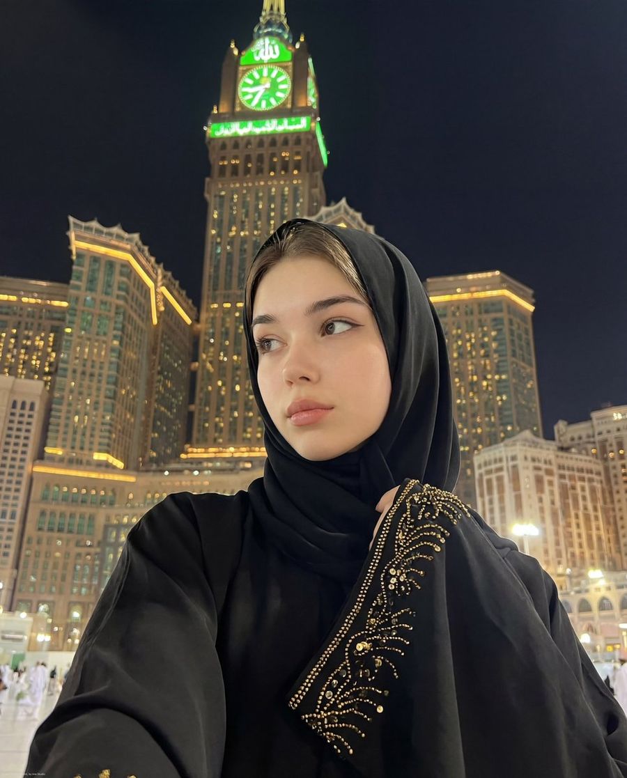 Ultra Realistic Spiritual Night Selfie In Makkah — Nano Banana Pro image prompt example
