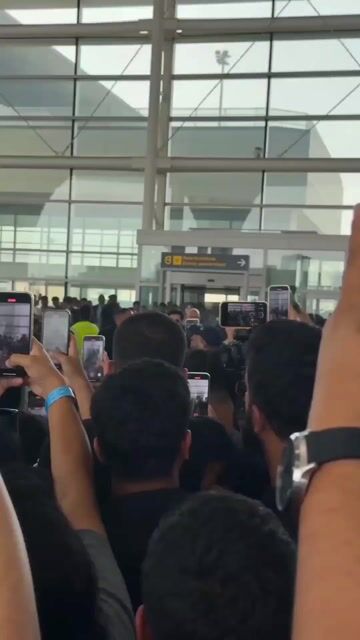 Celebrity Arrival Airport Documentary — Seedance 2.0 video prompt example
