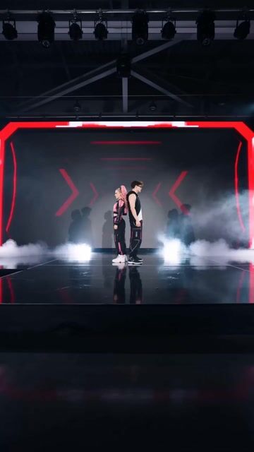 Pop Idol Concert Duo — Seedance 2.0 video prompt example